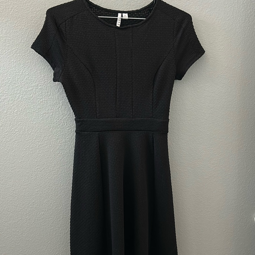 Elle Short Sleeve Causal Black Crew Neck Texture Waisted Dress-Size XS